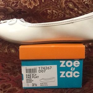 Girls shoes Zoe & Zac White flats size 3 1/2.